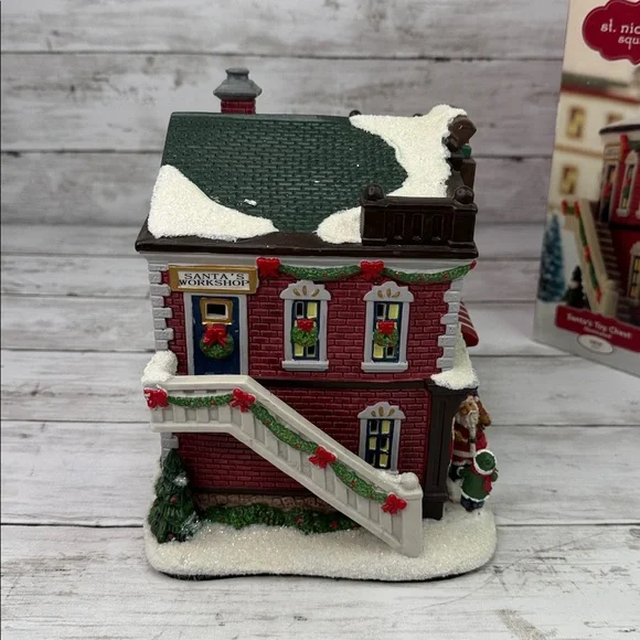 St Nicholas Square “Santa’s Toy Chest” 2010 Christmas Village with box and light - Picture 6 of 7